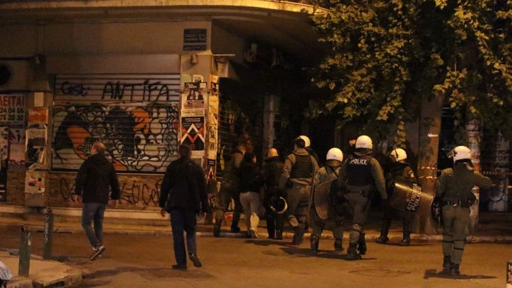 Προσαγωγή ατόμου στα Εξάρχεια που σημάδευε με λέιζερ τα ΜΑΤ